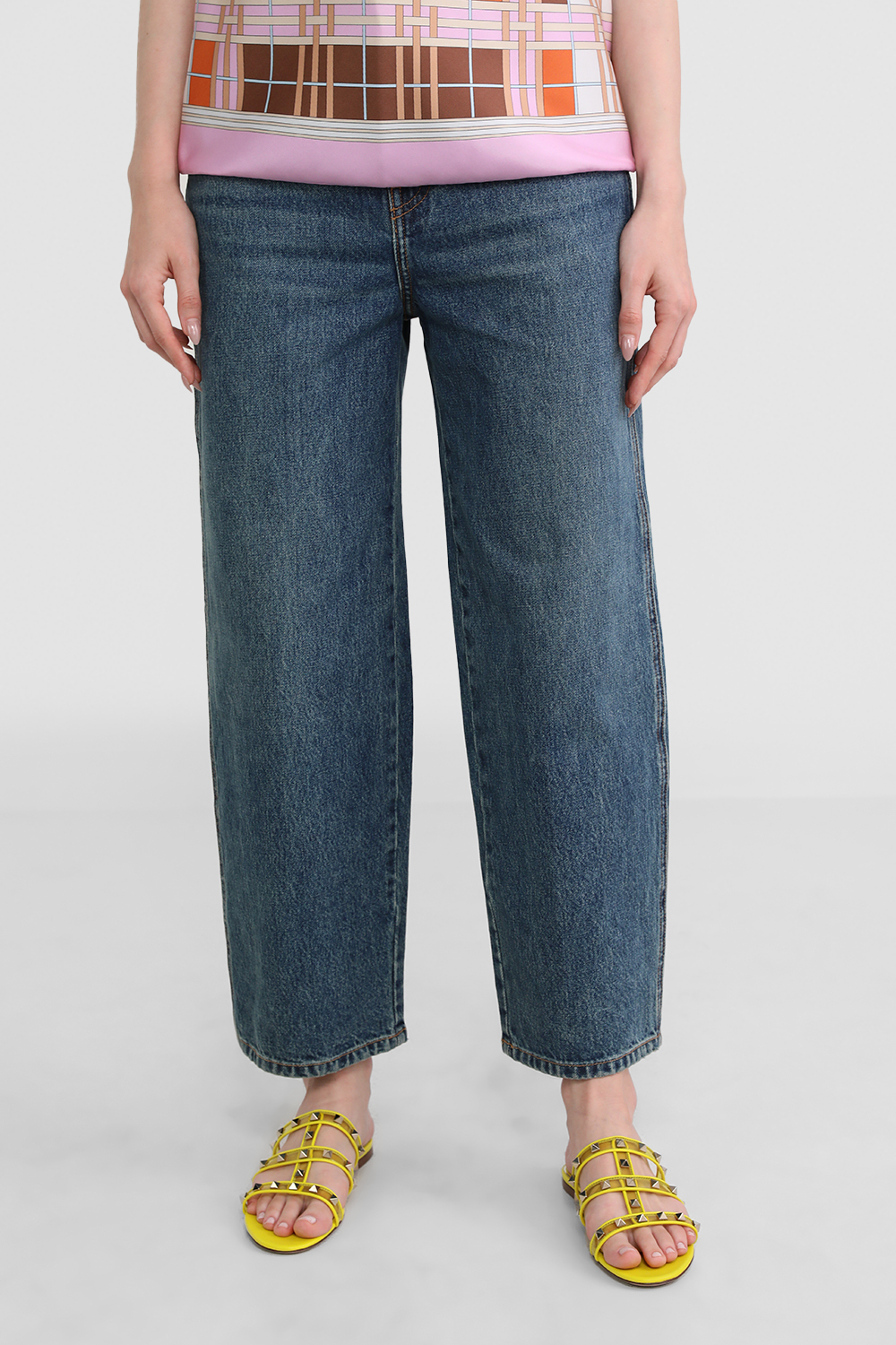 תמונת כל הלוק של כפכפים שטוחים עם ניטים